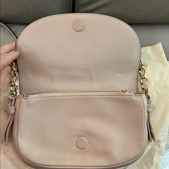 Tory Burch Harper Leather Crossbody Bag 
Bedrock color.  EUC GOLD IN STRAP - Picture 4 of 14